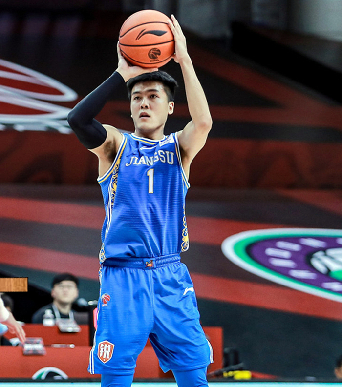 今晨欧超杯传出新动向，新疆广汇复出首秀，管理层表态：气氛紧张，更衣室氛围转暖的简单介绍